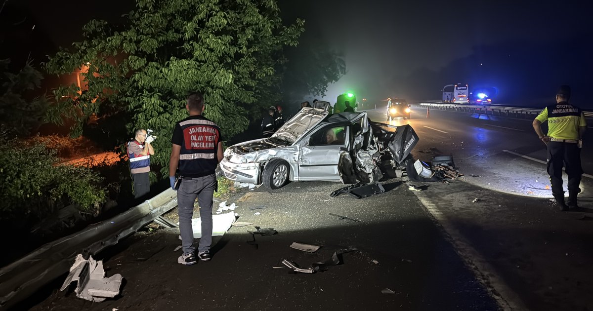 TIR otoyolda arızalanan otomobile çarptı: 1 çocuk öldü