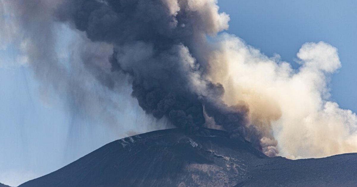 Etna Yanardağı kül püskürtmesi uçuşları aksattı
