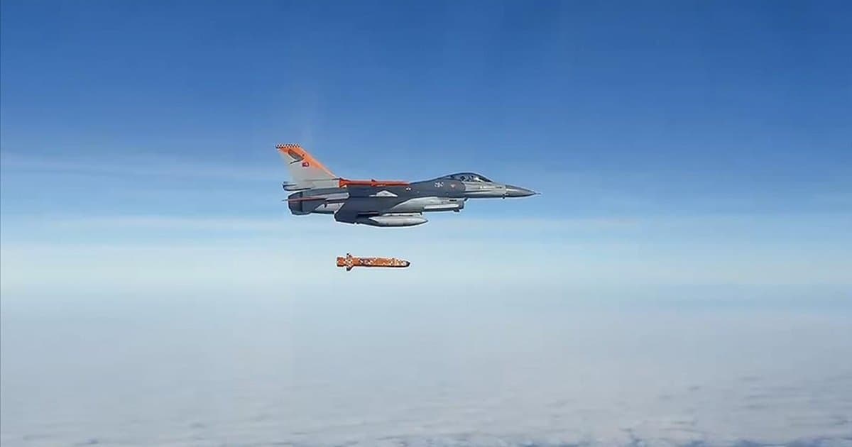 SOM-J seyir füzesi canlı harp başlığıyla hedefi vurdu