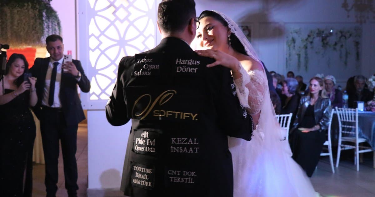 Damat Reklam Panosu Oldu: Düğün Masrafını Düşürdü