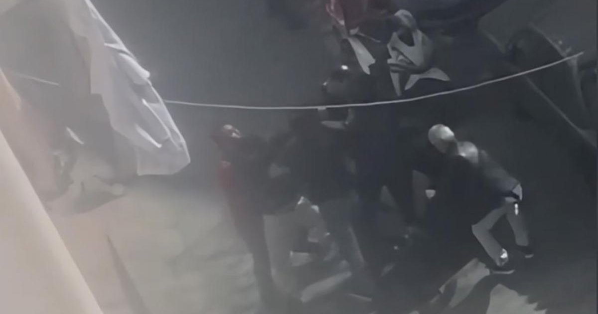 Beyoğlu'nda motokurye ile araç sahibi arasındaki kavga kamerada