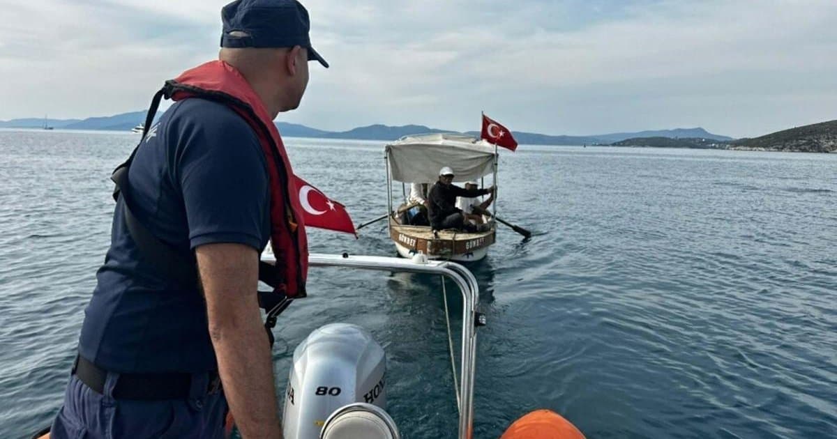 Kuşadası'nda motor arızalı teknede 3 kişi kurtarıldı
