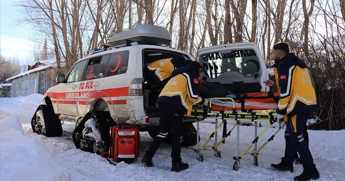 Erzincan'da sağlık ekipleri paletli ambulanslarla hizmet veriyor