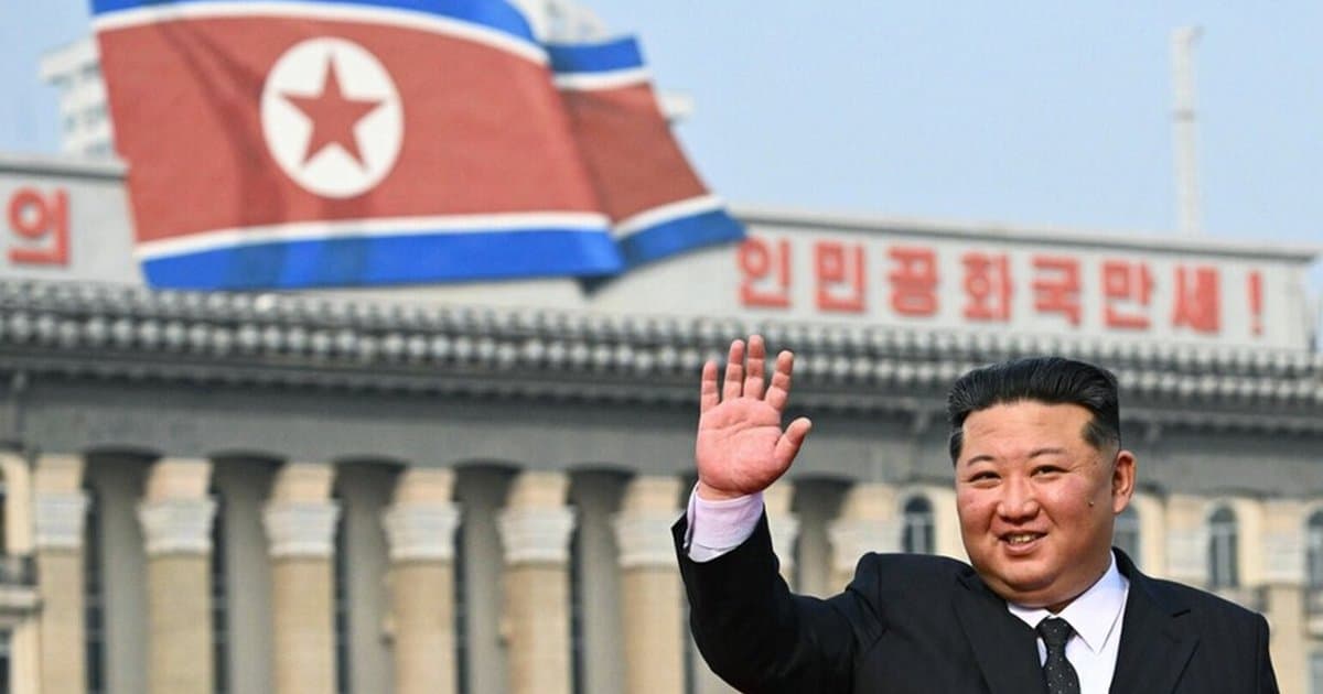 Kim Jong-un, yeni obüs taşıyıcısını inceledi