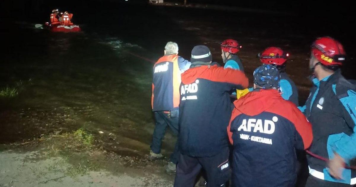 Bursa'da baraj paniği: Derede mahsur kalanlar kurtarıldı