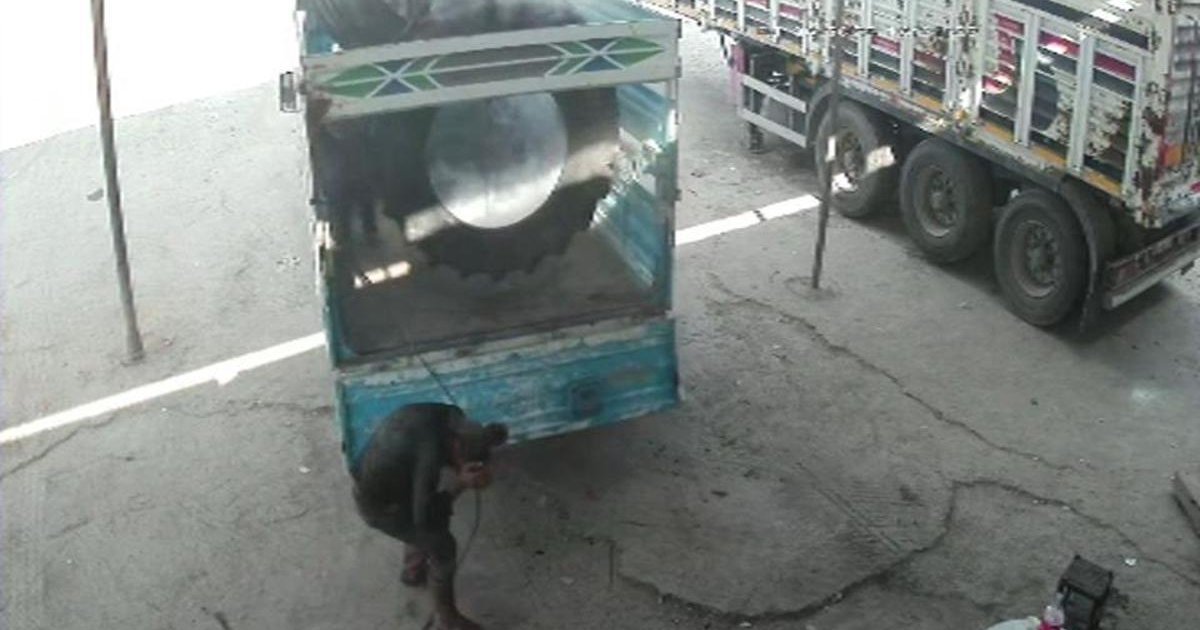 Siirt'te kamyon lastiği patladı: 2 yaralı