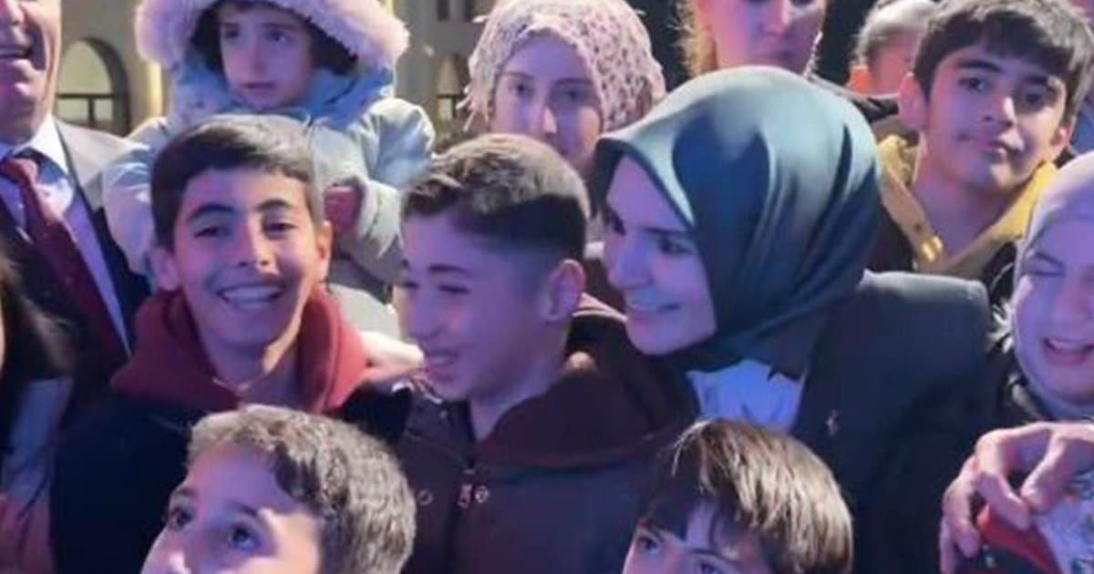 Bakan Göktaş, çocuklarla ilahiye eşlik etti
