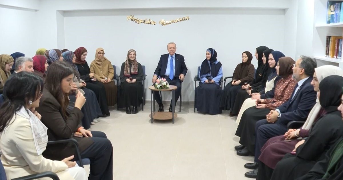 Cumhurbaşkanı Erdoğan Marmara Üniversitesi İlahiyat Fakültesi öğrencileriyle buluştu