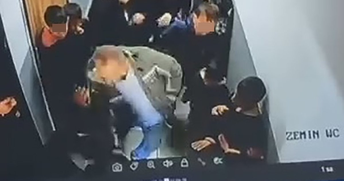 Okul Koridorunda Veli ile Öğrenci Arasında Kavga