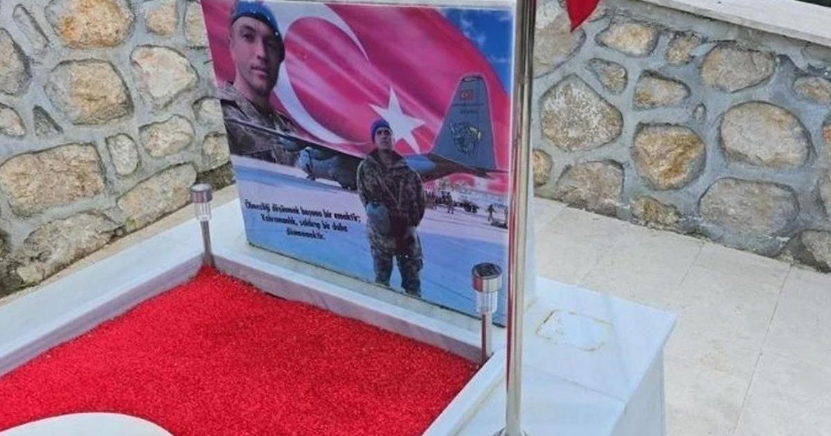 Şehit mezarında saygısızlık: Mini heykel çalındı