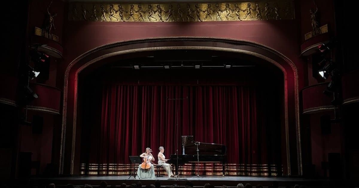Çellist Selin Nardemir Önertürk ve Zümrüt Alieva Süreyya Operası'nda konser verdi
