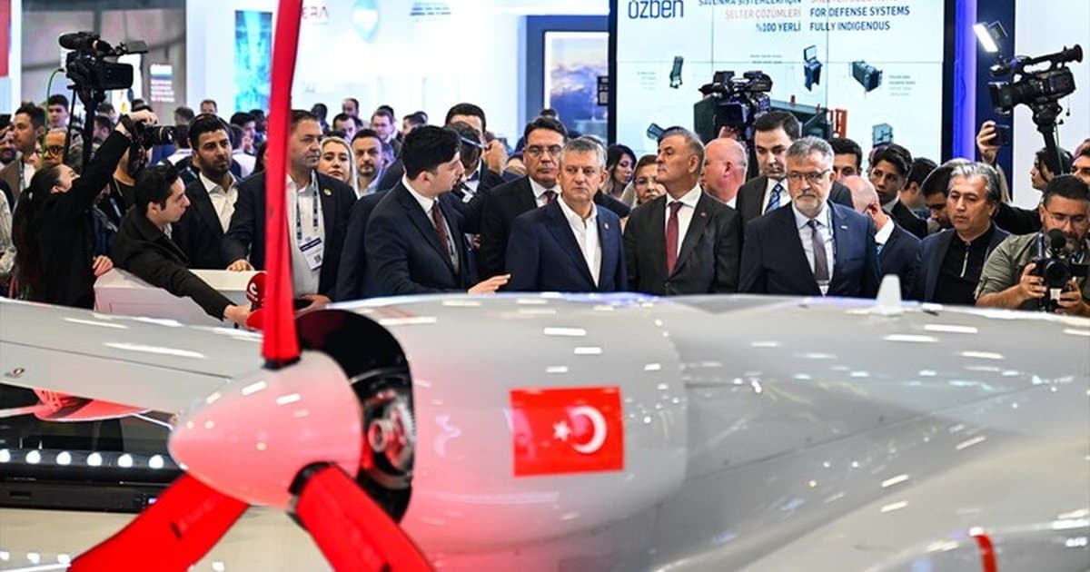 CHP Genel Başkanı Özel, SAHA 2026'yı ziyaret etti