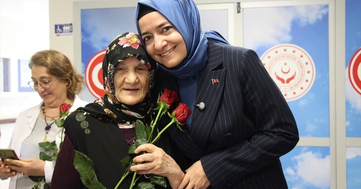 AK Parti Genel Başkan Yardımcısı Kaya, Antalya'da huzurevi ziyaret etti