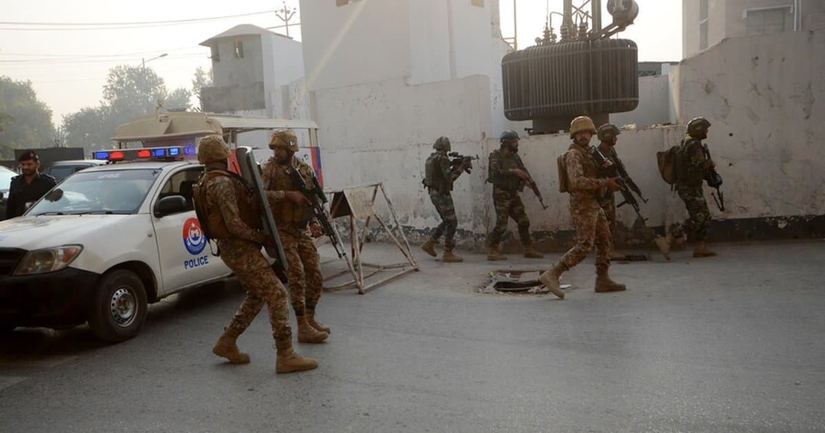 Pakistan'da karakola bombalı saldırı: 3 polis öldü