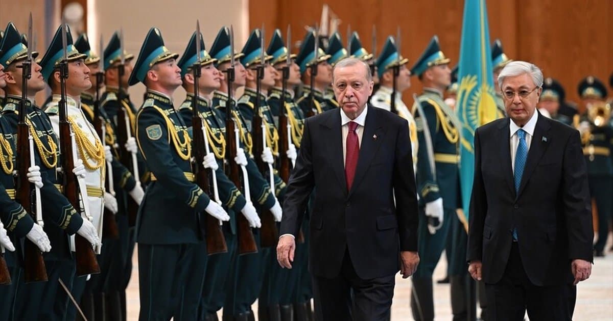 Cumhurbaşkanı Erdoğan Kazakistan'da resmi törenle karşılandı