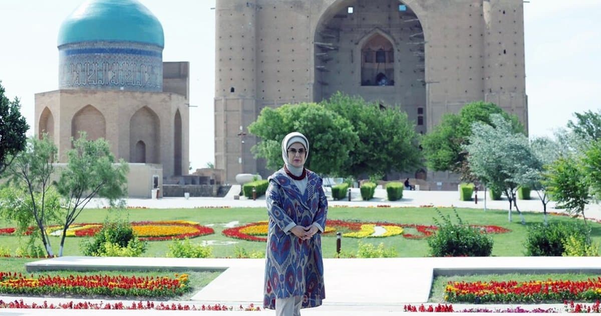 Emine Erdoğan Kazakistan'da Hoca Ahmet Yesevi Türbesi'ni ziyaret etti