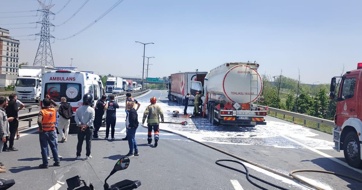 TEM Otoyolu'nda tanker ile TIR çarpıştı: İstanbul yönü kapandı