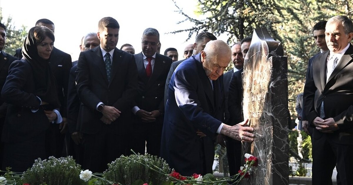 MHP Genel Başkanı Bahçeli, Türkeş'in kabrini ziyaret etti