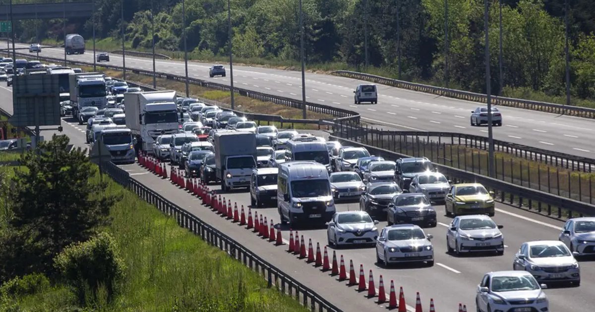TEM Otoyolu'nda yol çalışması: İstanbul yönü trafiğe kapatıldı