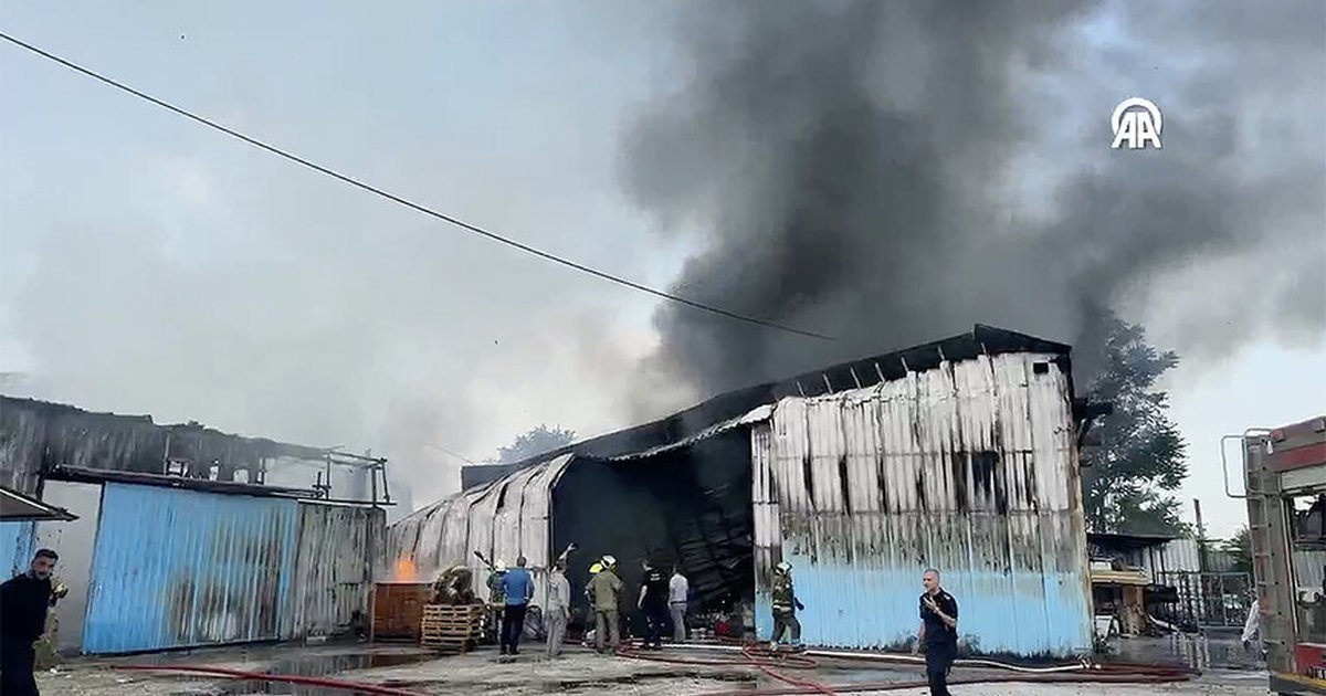 Bursa'da boya fabrikasında yangın