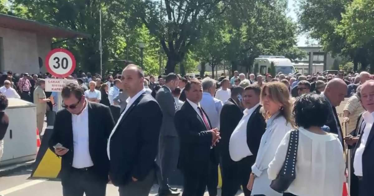 CHP'de salı gerilimi: Meclis önünde arbede