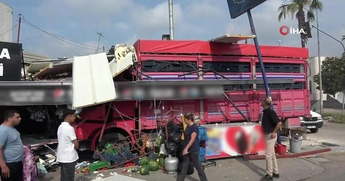 Adana'da kamyon bakkala daldı! İş yeri sahibi yaralandı
