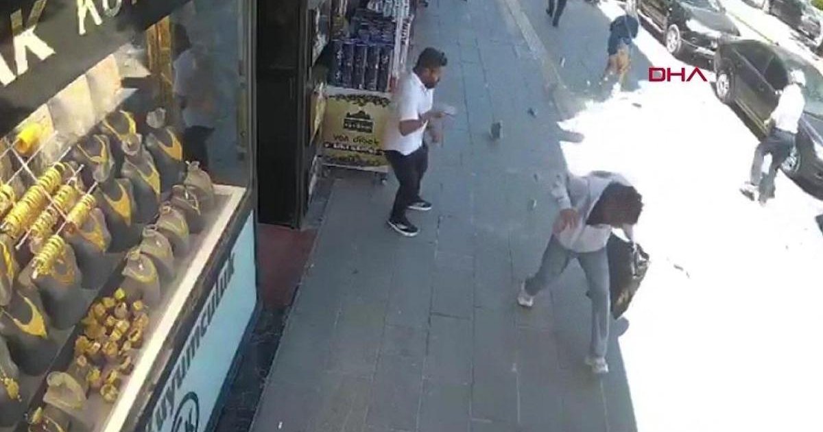 Van'da binadan beton parçaları koptu, vatandaşlar son anda kurtuldu