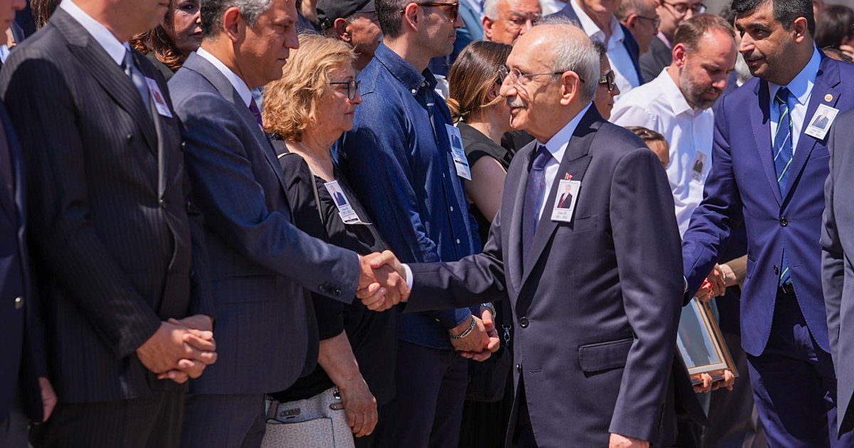 Kılıçdaroğlu ve Özel karşı karşıya geldi, tokalaştı