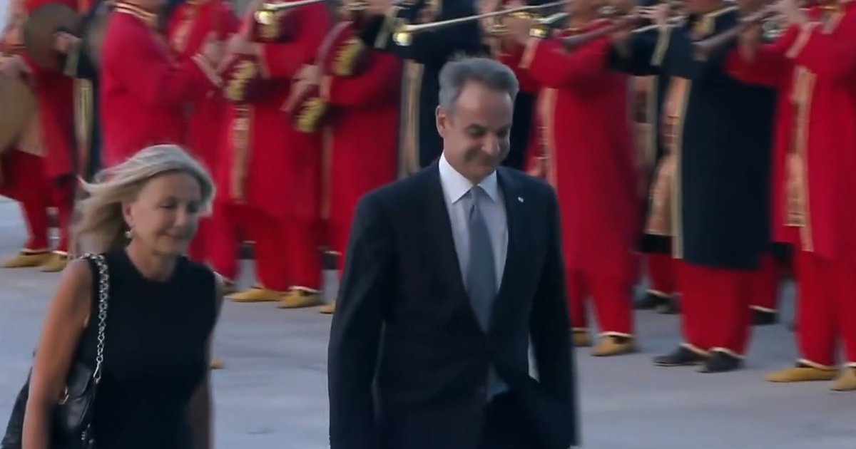 Mıçotakis'e Ceddin Deden Marşı ile Karşılama