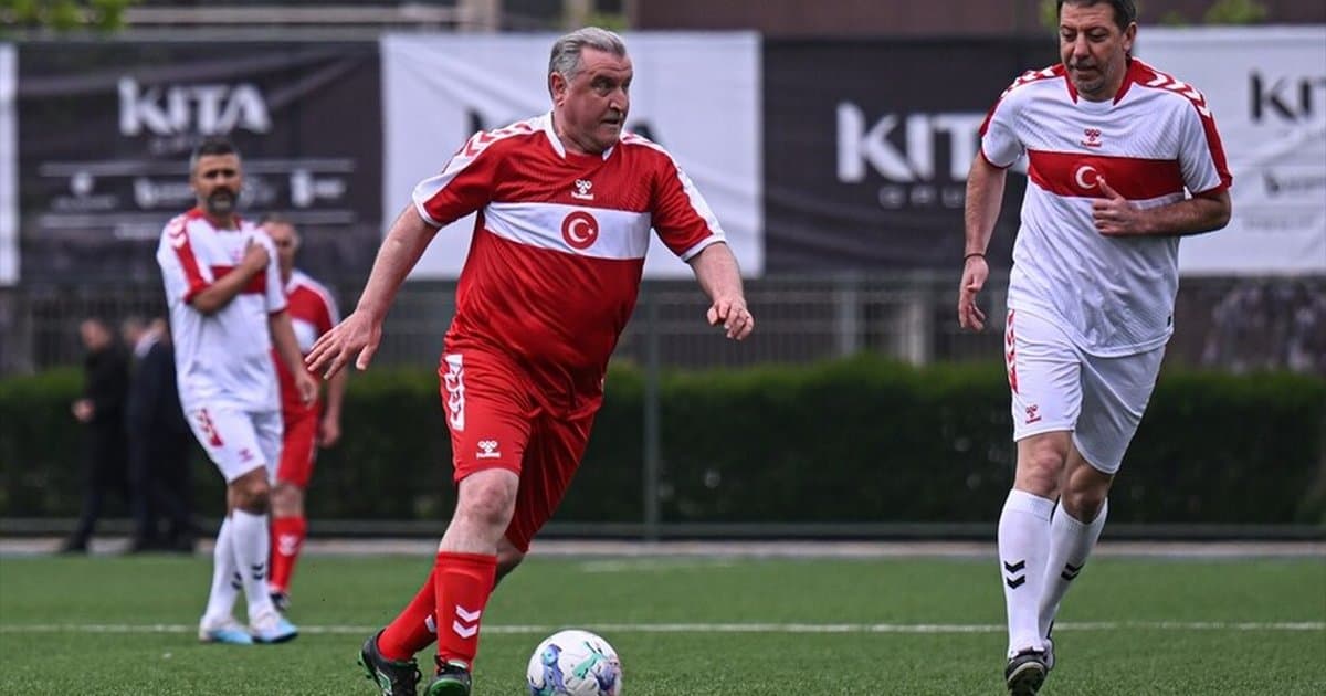 Bakan Bak, Meclisspor ile şöhretler karması maçında forma giydi