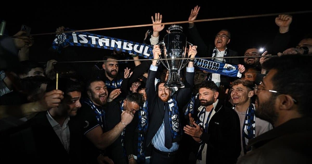 Erzurumspor FK Süper Lig'e Yükseldi, İstanbul'da Kutladı