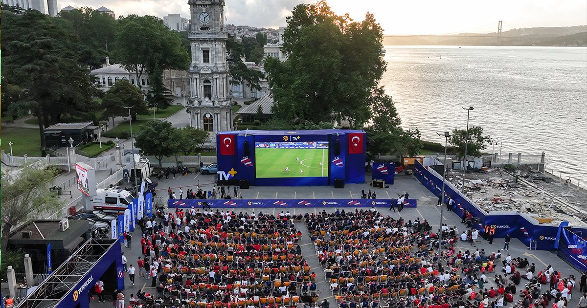 A Milli Futbol Takımı'na destek için meydanlar doldu
