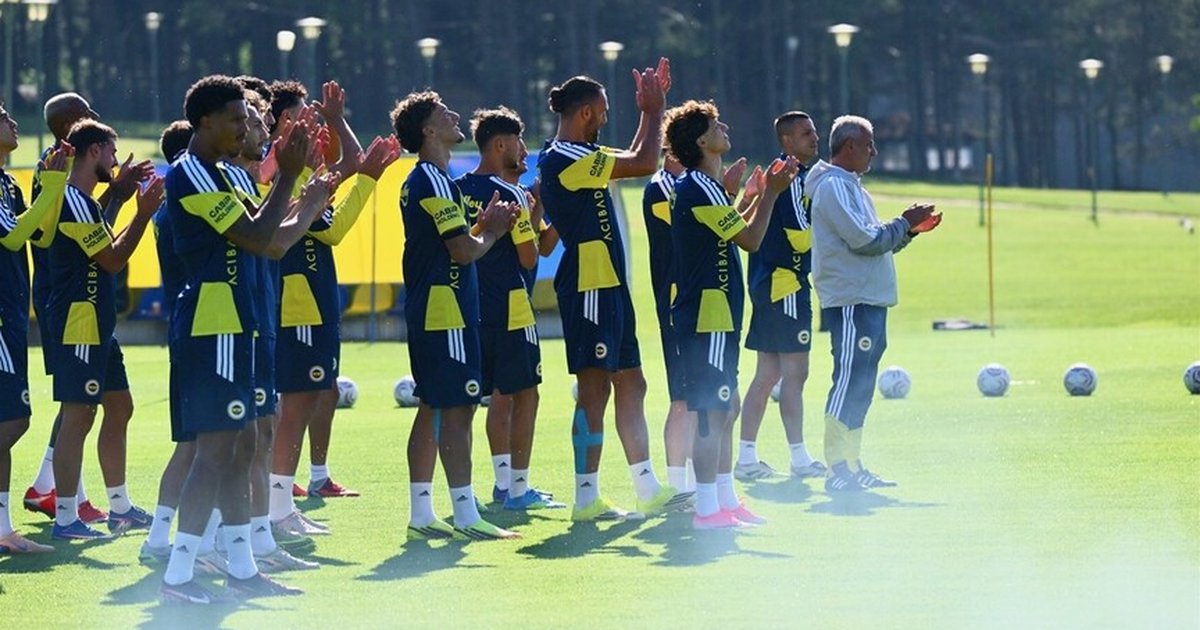Fenerbahçe yeni sezon hazırlıklarına taraftara açık idmanla devam etti