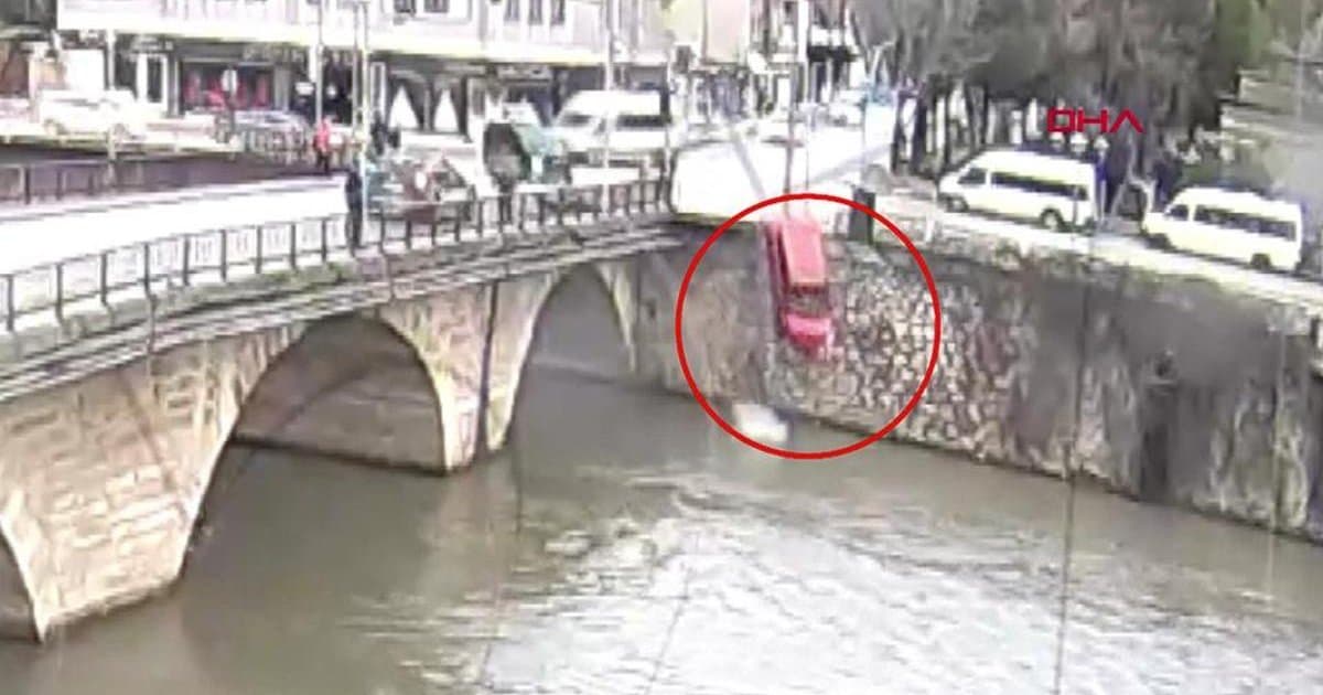 Amasya'da otomobil nehre uçtu: Anne ve kızı yaralı kurtarıldı