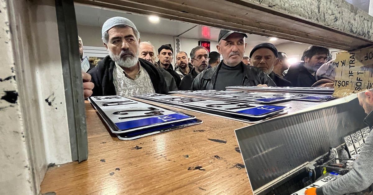 Gece gündüz plaka basılıyor: Süre azaldı, uzun kuyruklar oluştu