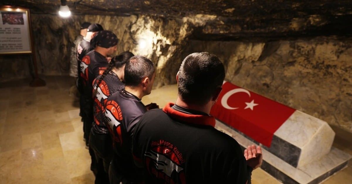 Türk gurbetçiler umre sonrası Ürdün'deki Türk Şehitliği'ni ziyaret etti