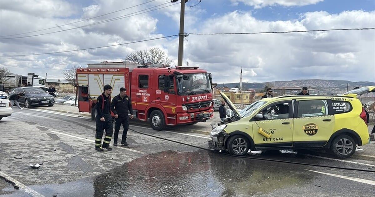 Sivas'ta taksi-otomobil çarpışması: 6 yaralı