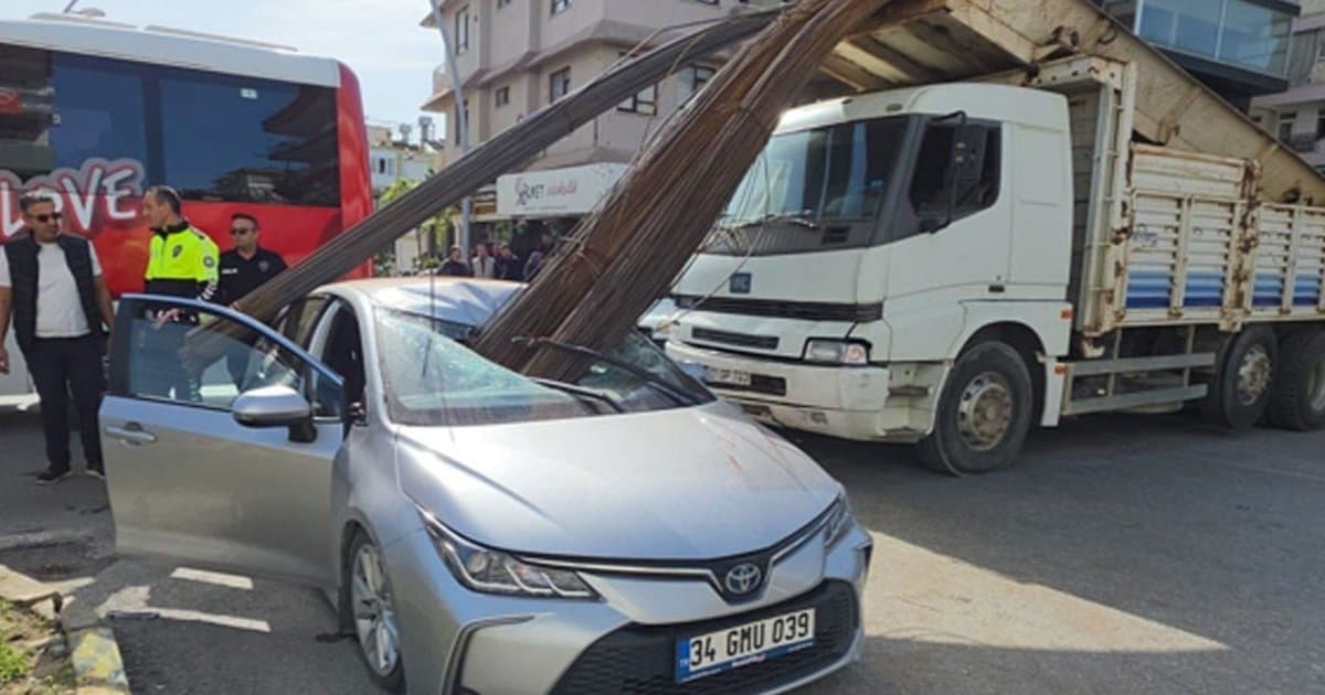 Antalya'da kamyonun demirleri otomobile saplandı: 2 yaralı