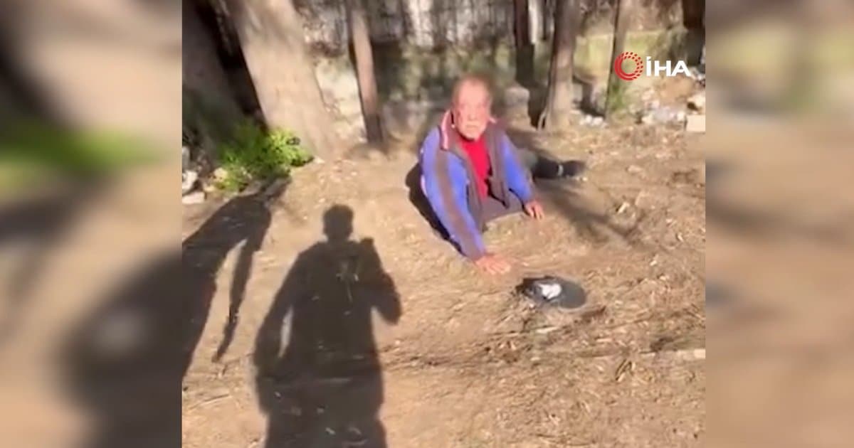 İzmir'de sokakta uyuyan yaşlı adama tekme