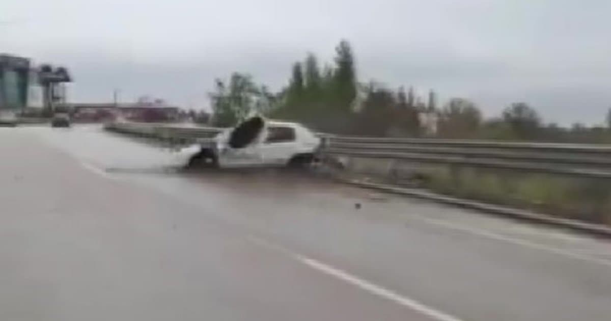 Amasya'da kontrolden çıkan otomobil bariyerlere çarptı