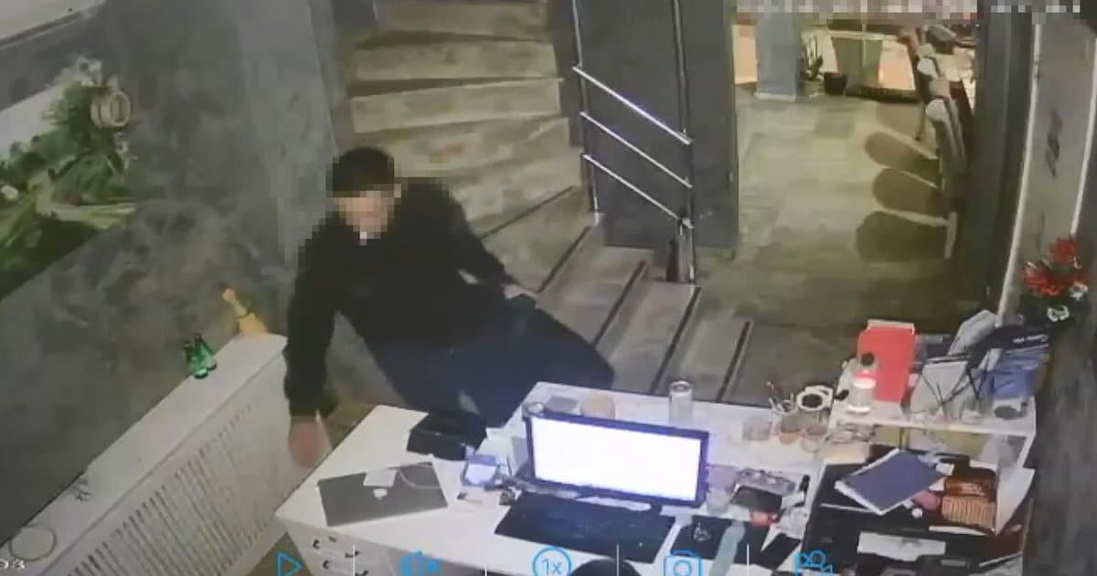 Taksim'de dizüstü bilgisayar hırsızı yakalandı
