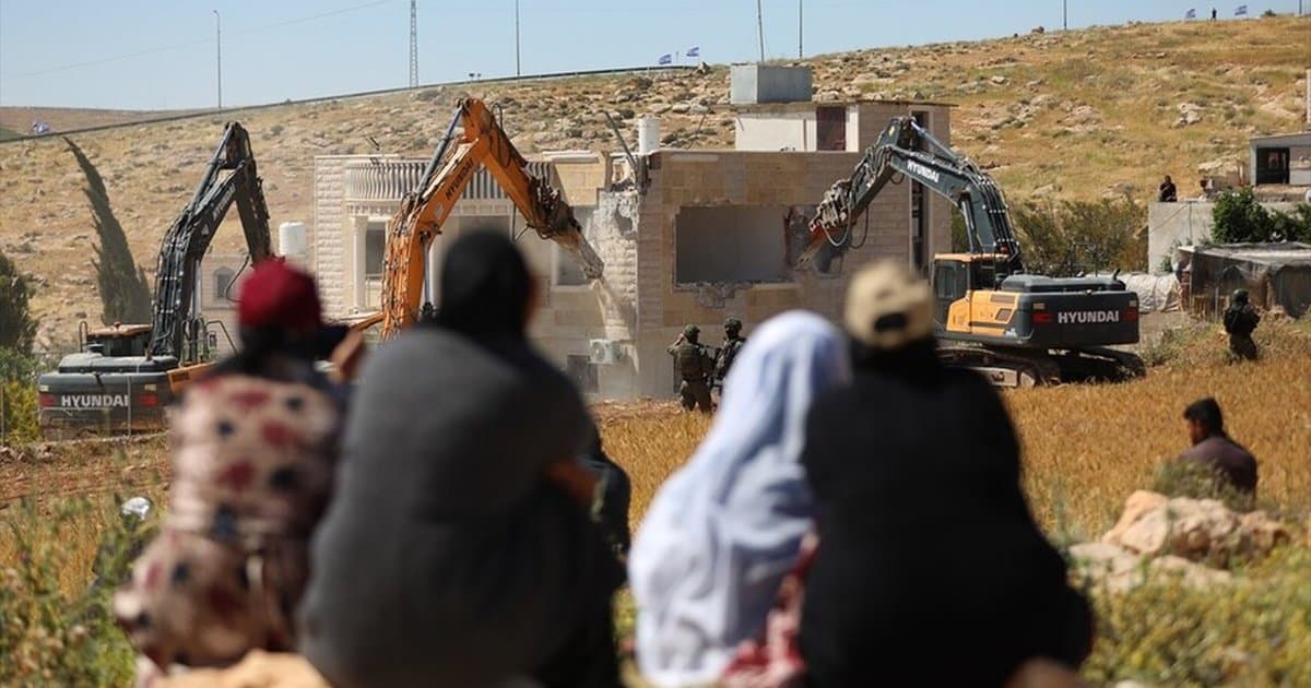 İsrail Batı Şeria'da Filistinlilere ait evi yıktı