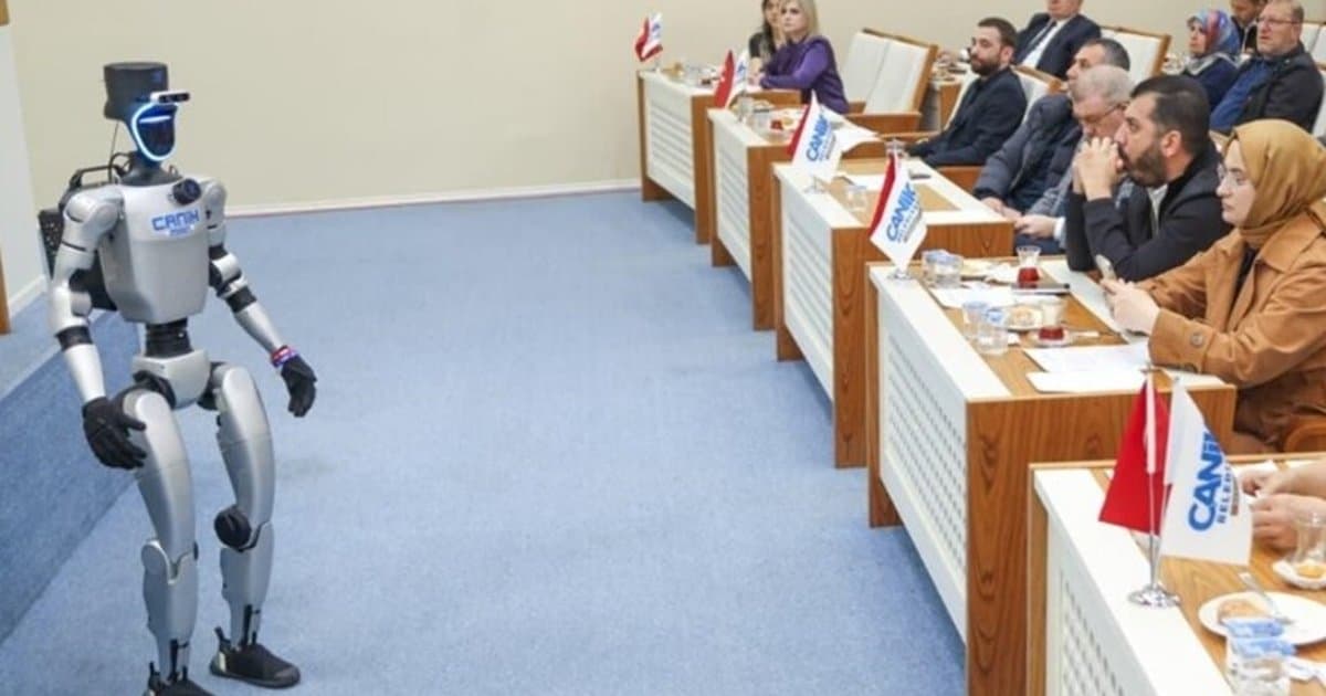 Türkiye'nin ilk insansı robotu CANİKMAN mecliste