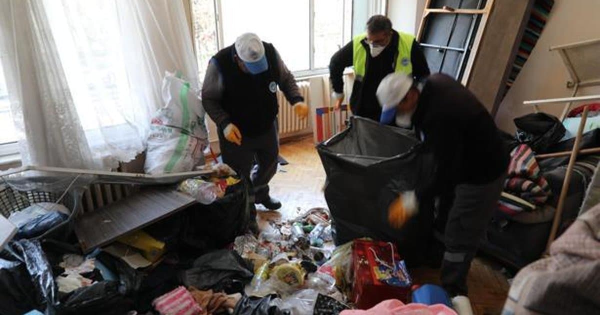 Eskişehir'de evden 5 kamyon çöp çıktı