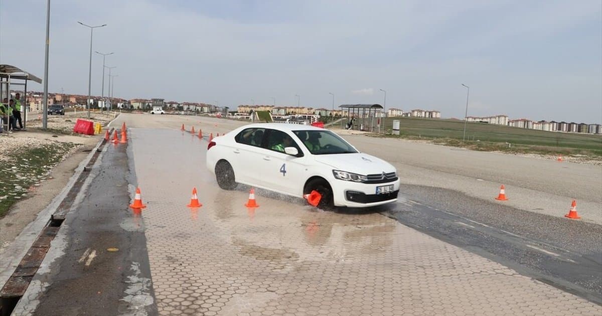 Trafik polisleri 24 farklı eğitimle göreve hazırlanıyor
