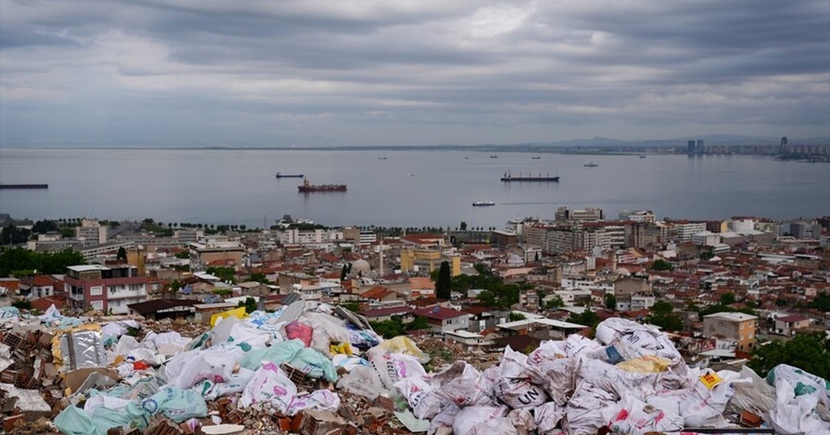 İzmir'de deniz manzaralı alana moloz ve çöp dökülmesine tepki