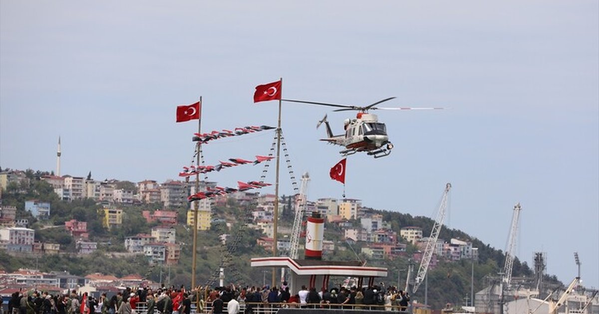 Samsun'da gemiler Türk bayraklarıyla süslenerek geçiş yaptı