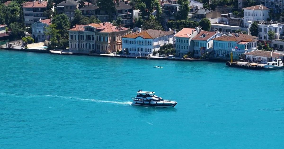 İstanbul Boğazı turkuaz renge büründü