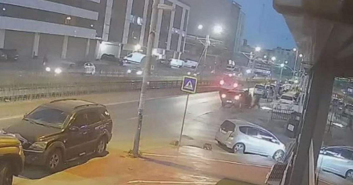 Sultangazi'de otomobil direğe saplandı
