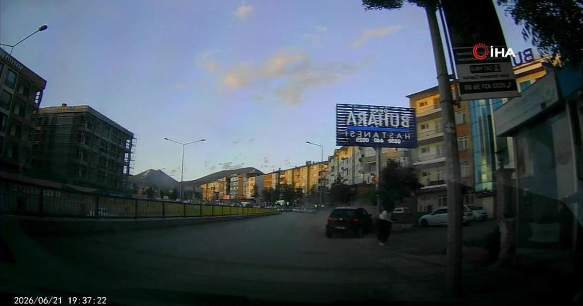 Erzurum'da otomobil kaldırıma çarptı: İki genç kız ölümden kurtuldu